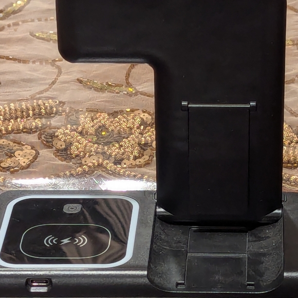 3 In 1 Wireless Charger - Picture 3 of 4